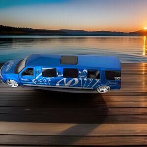 Maisto 1/24 Scale Diecast Lincoln Navigator Limo - Blue And Silver Lights Up